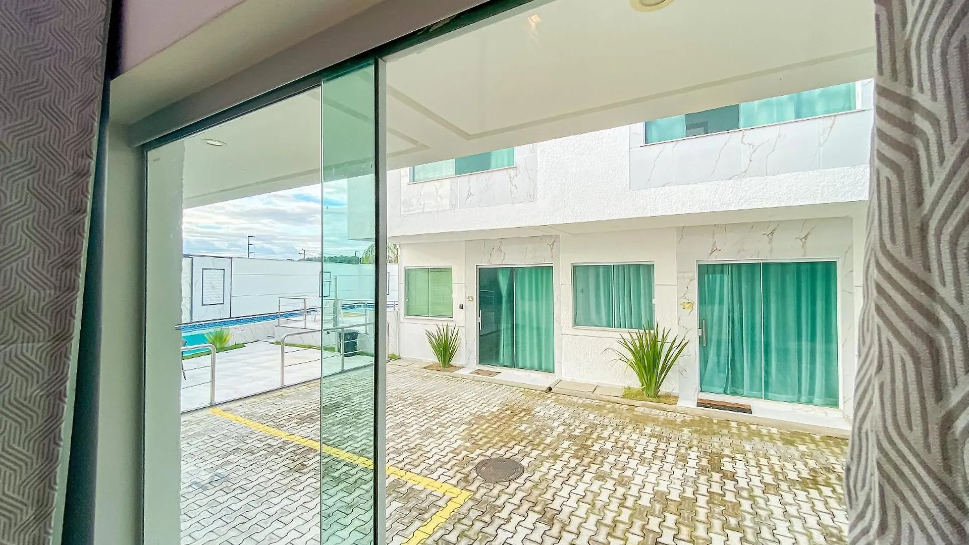 Casa Com 4 Quartos Em Condominio Com Piscina E Area Gourmet Proximo A Praia De Taperapua Porto Seguro 0*,  Brasil